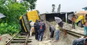 কুড়িগ্রামে বালুভর্তি ট্রাক উল্টে রেল যোগাযোগ বন্ধ, যাত্রীদের ভোগান্তি