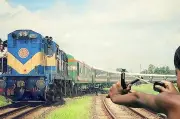 ট্রেনে পাথর নিক্ষেপ: যাত্রীর চোখ পুরোপুরি নষ্ট, আইনগত ব্যবস্থা নেওয়ার ঘোষণা