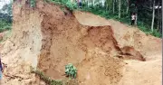 মীরসরাইয়ে পাহাড়ধসে কিশোর নিহত, আহত ১