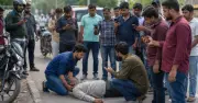বিপদে পড়া মানুষকে সাহায্য না করে ভিডিও করা: বাইস্ট্যান্ডার ইফেক্টের নতুন মাত্রা