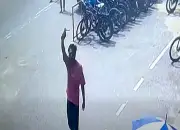 চট্টগ্রামে পোশাক কারখানার সামনে যুবকের গুলি, ভিডিও ভাইরাল
