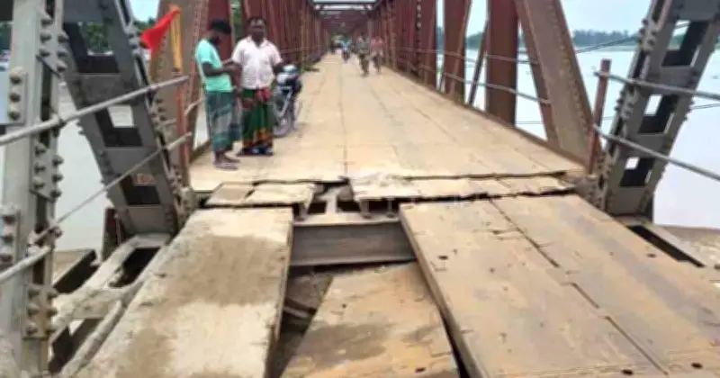 কুড়িগ্রামে ১৪০ বছরের পুরনো সেতুর পাটাতন ভেঙে যানবাহন চলাচল বন্ধ