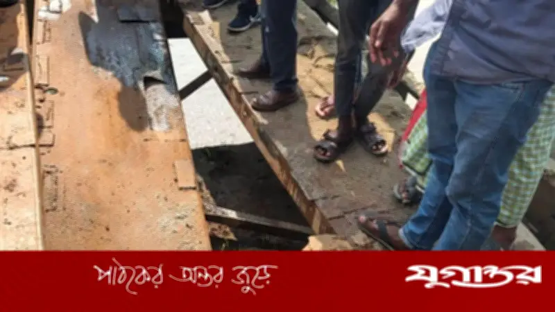 কুড়িগ্রামে ১৪০ বছরের পুরনো সেতুর পাটাতন ভেঙে ভারি যান চলাচল বন্ধ
