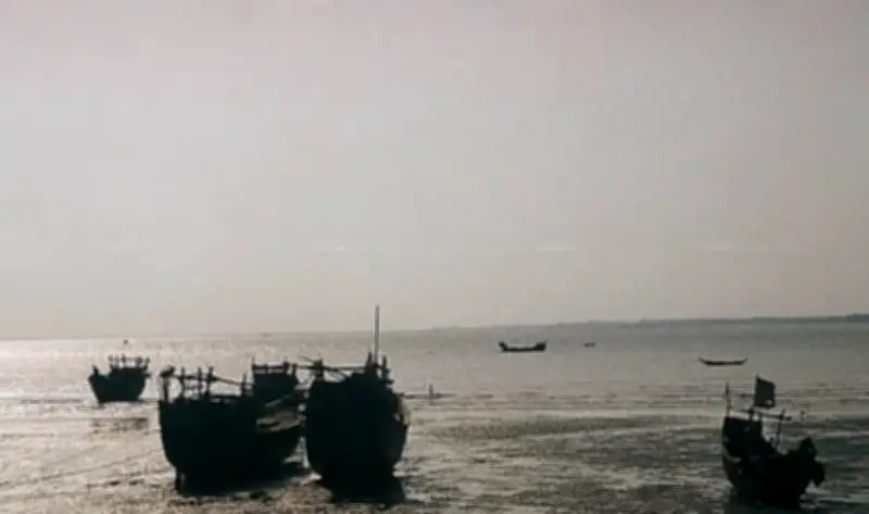 বঙ্গোপসাগরে ইঞ্জিন বিকল হয়ে তিন দিন ভেসে থাকা ১৭ জেলে উদ্ধার