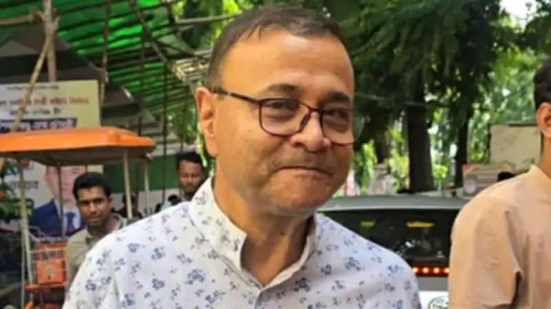 অভিনেতা-চিকিৎসক এজাজুল ইসলামের সকাল সকাল ভোটদান