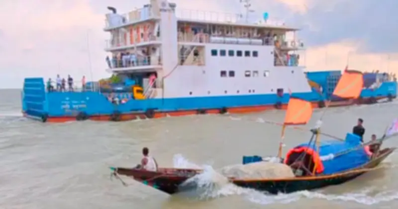 দুর্যোগে হাতিয়ার সঙ্গে নৌযোগাযোগ বন্ধ, যাত্রীরা দুর্ভোগে