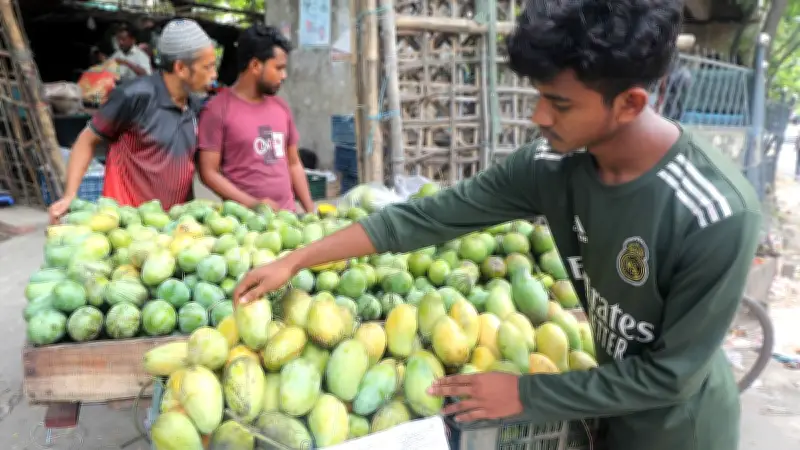 চট্টগ্রামের বাজারে আম্রপালির রাজত্ব, দাম বেড়েছে কেজিতে ৫-৬ টাকা