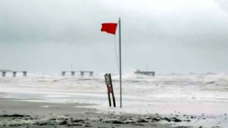 বৈরী আবহাওয়ায় হাতিয়া তিন দিন বিচ্ছিন্ন, বন্দরে ৩ নম্বর সতর্ক সংকেত