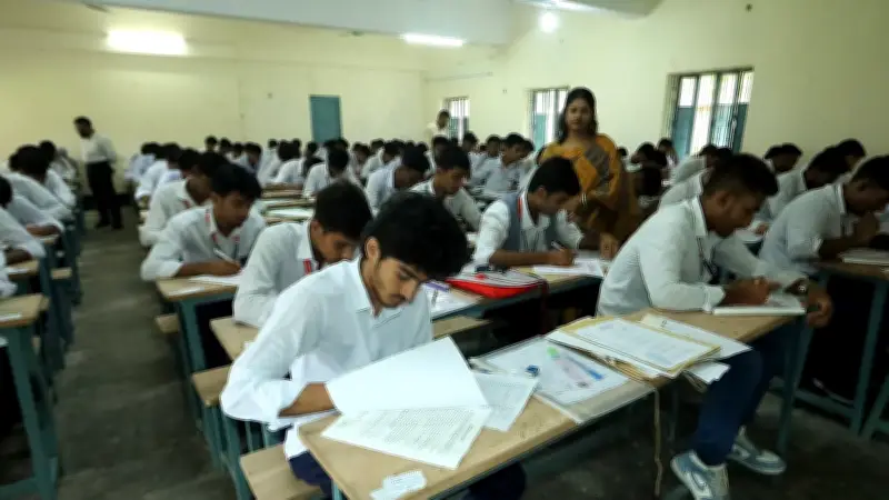 দেশজুড়ে বর্ষার ছবি: বেলি ফুল থেকে পাটকাঠি পর্যন্ত