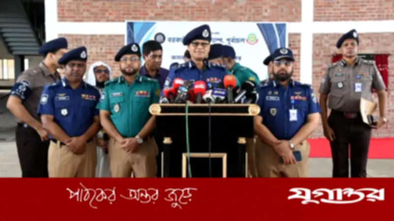 গাঢ় নীল-হালকা জলপাই শার্ট ও খাকি প্যান্টে ফিরলো পুলিশ