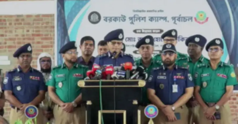 নতুন পোশাকে দায়িত্ব পালন শুরু বাংলাদেশ পুলিশের