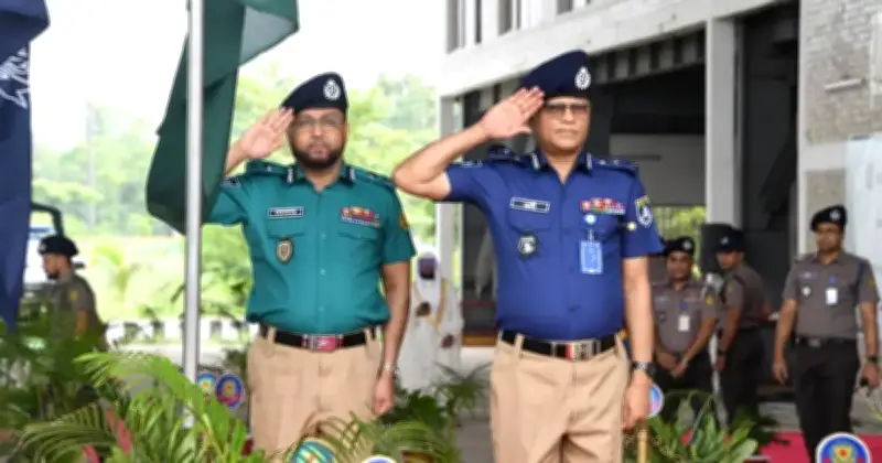 পরিবর্তিত পরিস্থিতিতে পুলিশের ইউনিফর্মে আবারও পরিবর্তন, নতুন পোশাকে দায়িত্ব শুরু