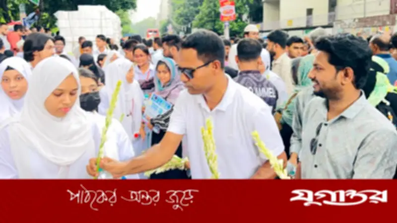 এইচএসসি পরীক্ষার্থীদের ফুল ও পানি দিয়ে শুভেচ্ছা জানালো ছাত্রদল