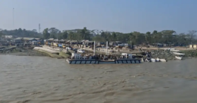 নোয়াখালীর হাতিয়ায় নৌযান চলাচল বন্ধ, দুর্যোগে আটকে পড়েছেন যাত্রীরা