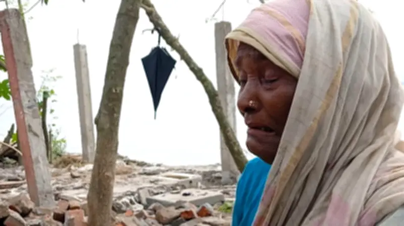 ব্রহ্মপুত্রের ভাঙনে ২৫ বার ভিটা হারিয়েও চর ছাড়তে রাজি নন মমেনা