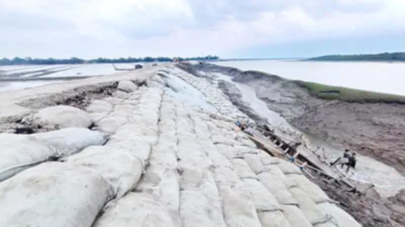 কপোতাক্ষ নদের বাঁধে আবার ধস, অবৈধ পাইপে সংস্কার ব্যাহত