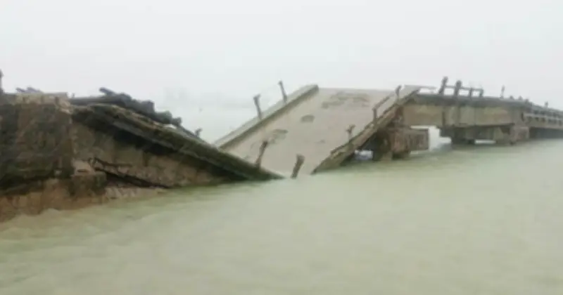 কক্সবাজারে টানা বৃষ্টিতে সেতু ধস, চলাচল বন্ধ