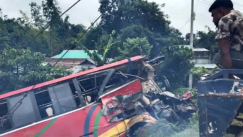 দুই যাত্রীবাহী বাসের মুখোমুখি সংঘর্ষে হতাহত ২১, তীব্র তাপমাত্রায় মক্কা-মদিনায় সতর্কতা, মেসিরা ইতিহাস গড়ে কোয়ার্টার ফাইনালে