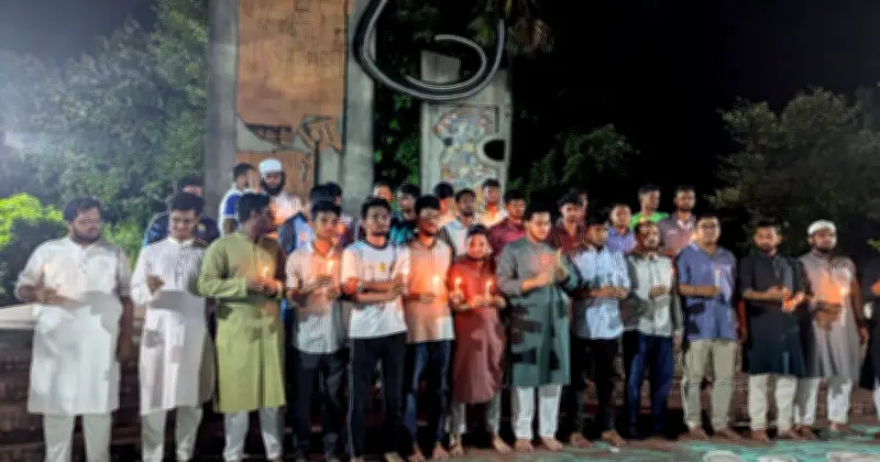কুবিতে জুলাই আন্দোলনের প্রথম দিন স্মরণে মোমবাতি প্রজ্বলন ও দ্রোহের গান