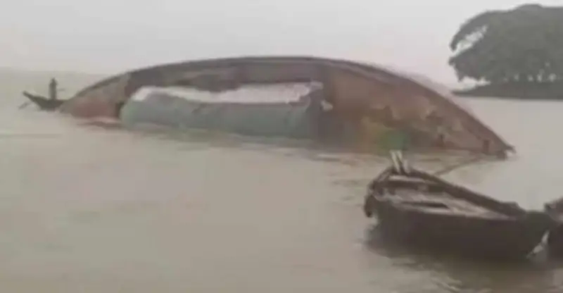 চাঁদপুরে ধান-চাল বোঝাই কার্গো ডুবি, ১ কোটি টাকার ক্ষতি