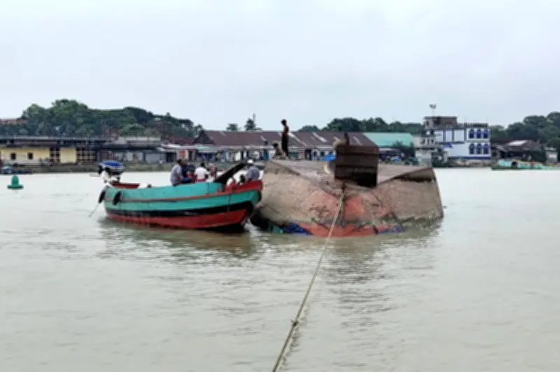 চাঁদপুরে ধান-চালবোঝাই কার্গো উল্টে এক কোটি টাকার ক্ষতি