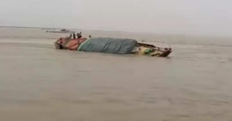 চাঁদপুরে উত্তাল মেঘনায় কার্গো ডুবে ৫ হাজার বস্তা ধান-চাল নষ্ট
