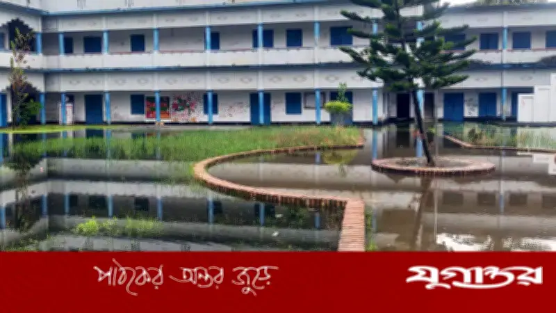 বর্ষায় পানিতে ডুবে যাচ্ছে চট্টগ্রামের শতবর্ষী সরকারি স্কুল, শিক্ষার্থীদের উপস্থিতি কমেছে