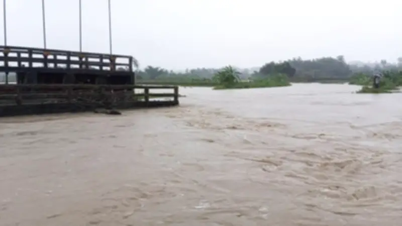 চকরিয়া-মাতামুহুরী প্লাবিত: পানিবন্দি লাখো মানুষ, নড়াইলে পুরস্কার ঘোষণা