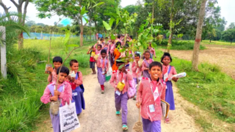 চাঁপাইনবাবগঞ্জ বন্ধুসভার গাছ উপহারে খুশি শিক্ষার্থীরা