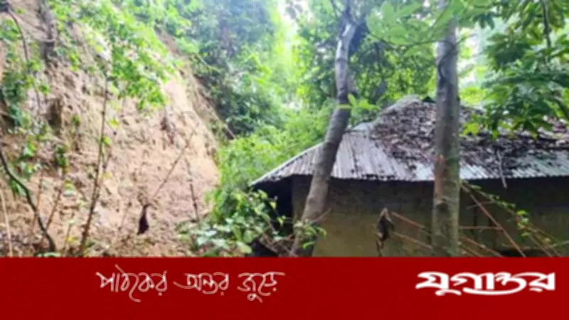 কক্সবাজারে পাহাড় ধসে সাত বছরের শিশুর মৃত্যু, নানী আহত