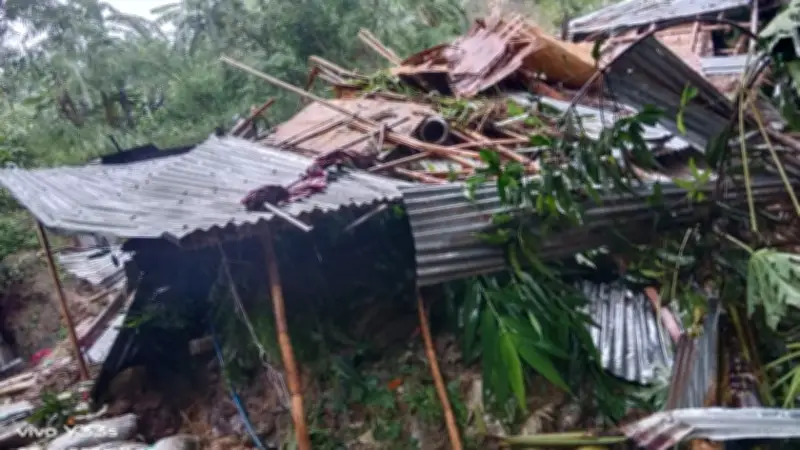 সীতাকুণ্ডে পাহাড় ধসে শিশুর মৃত্যু, আহত মা-বাবা