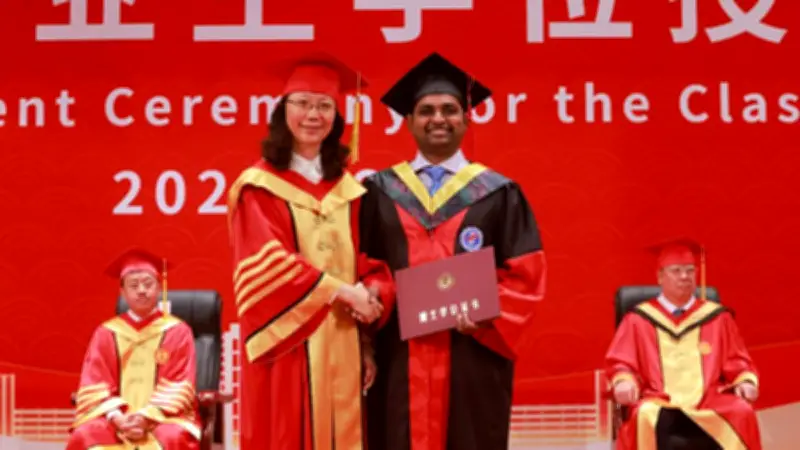 চীনে গ্র্যাজুয়েশন সিজন: নয় বছর ধরে দেখা এক অনন্য শিক্ষা-উৎসবের গল্প
