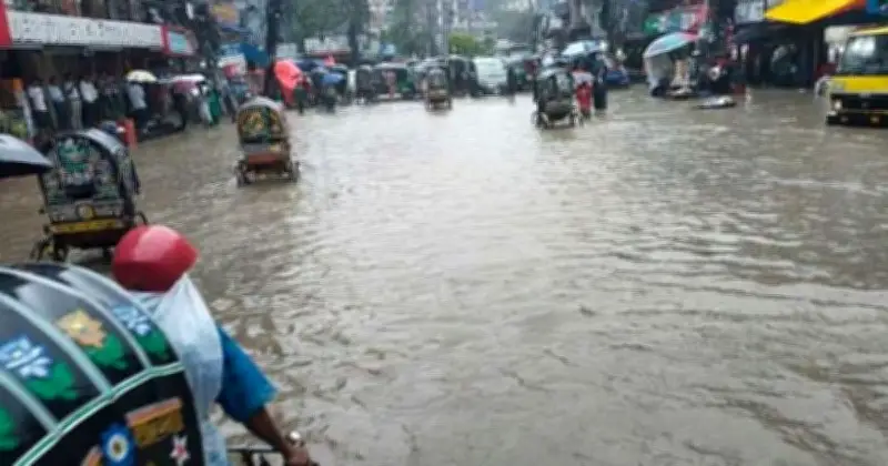 ৪৩ বছরের রেকর্ড ভেঙে চট্টগ্রামে সর্বোচ্চ বৃষ্টিপাত, জনজীবন স্থবির