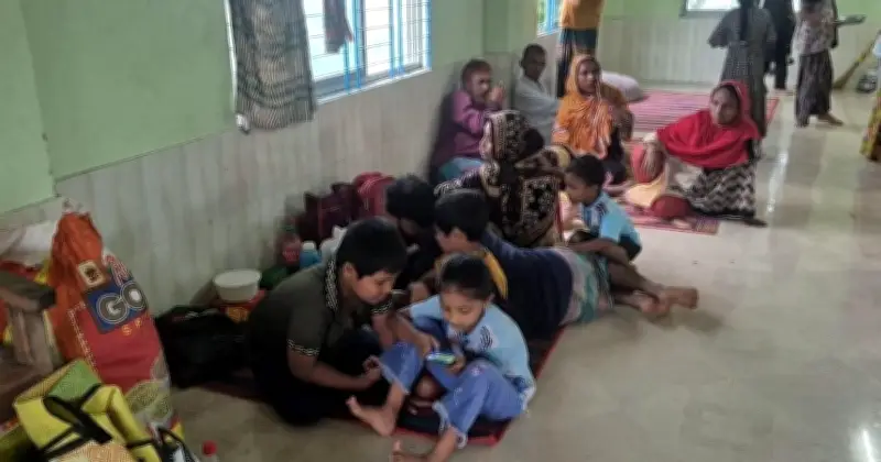 চট্টগ্রামে পাহাড় ধসের ঝুঁকি: বসতি ছাড়ছে না মানুষ, প্রশাসন হতবাক