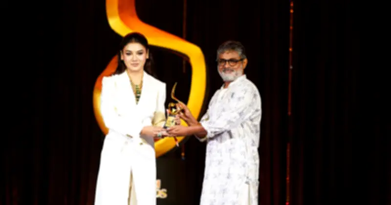 চরকি অ্যাওয়ার্ডসে সেরা অভিনেতা শাকিব খান, সেরা সিনেমা ‘কাছের মানুষ দূরে থুইয়া’
