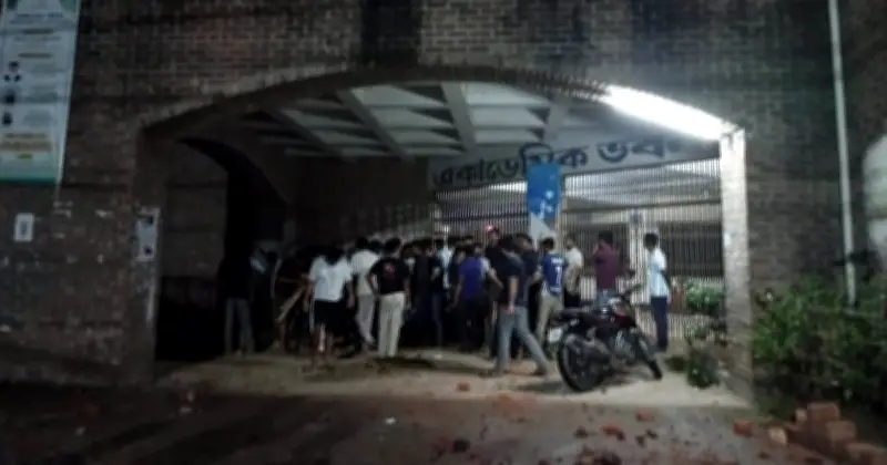 টাঙ্গাইলে বিশ্বকাপ ফুটবল ম্যাচ নিয়ে শিক্ষার্থীদের সংঘর্ষ, আহত ১০