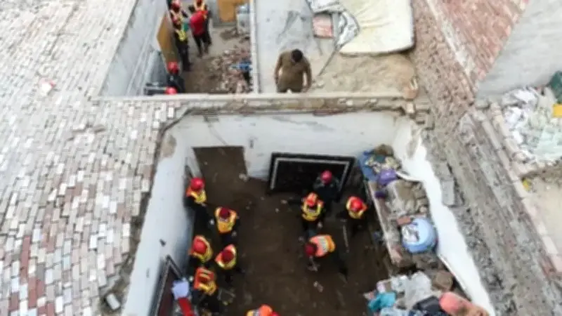 কোচিংয়ের ছাদ ধসে ১৪ শিশুর মৃত্যু: খামেনির জানাজায় পাটওয়ারী ইরান যাচ্ছেন