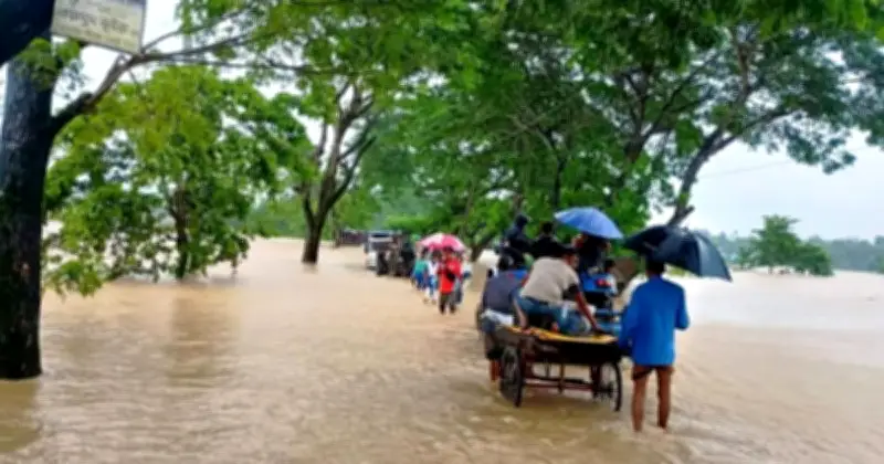 টানা বর্ষণে রাঙামাটির দুই উপজেলার সড়ক যোগাযোগ বিচ্ছিন্ন, সাজেকে আটকা ৪০০ পর্যটক