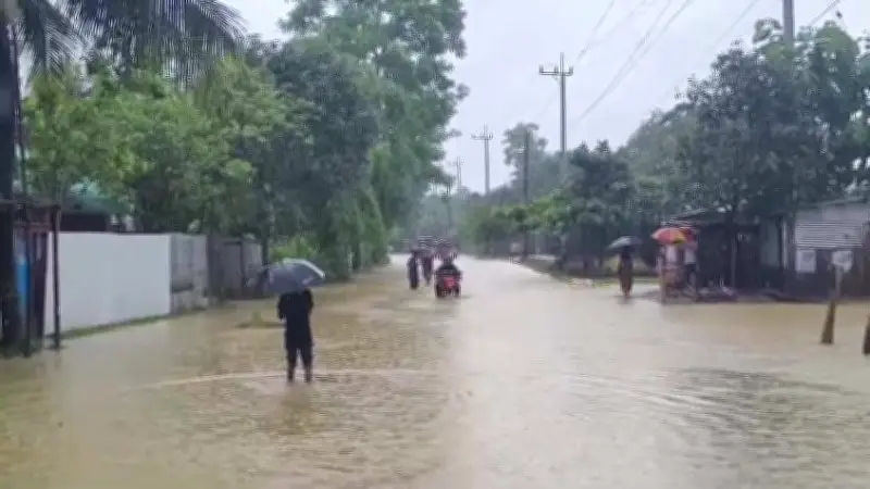টানা বর্ষণে খাগড়াছড়ির নিম্নাঞ্চল প্লাবিত, ধসের আশঙ্কা