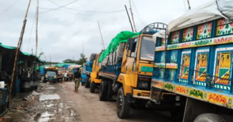 টানা বৃষ্টি: নোয়াখালীর হাতিয়ার সাথে নৌ চলাচল বন্ধ, আটকা পড়েছে শতাধিক ট্রাক