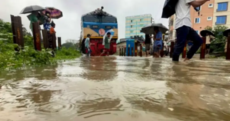 কক্সবাজারগামী পর্যটক এক্সপ্রেস বৃষ্টিতে আটকা, যাত্রীরা দুর্ভোগে