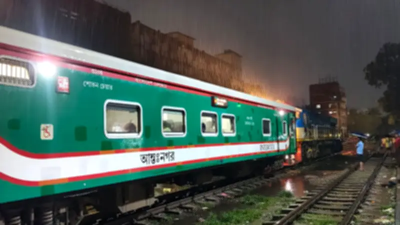 ১৪ ঘণ্টা ধরে ট্রেনে আটকে কক্সবাজারগামী যাত্রীদের চরম ভোগান্তি
