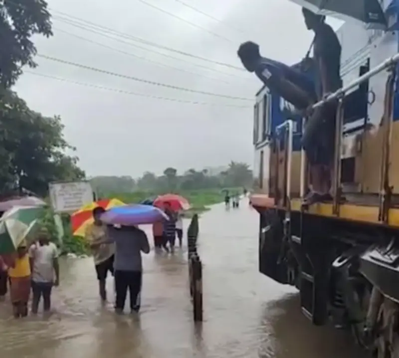 পানিতে আটকে যাওয়া কক্সবাজারগামী ট্রেনে এক হাজার যাত্রী