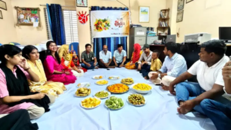 দিনাজপুর বন্ধুসভার ফল উৎসবে দেশি ফলের মেলা ও কবিতার আসর
