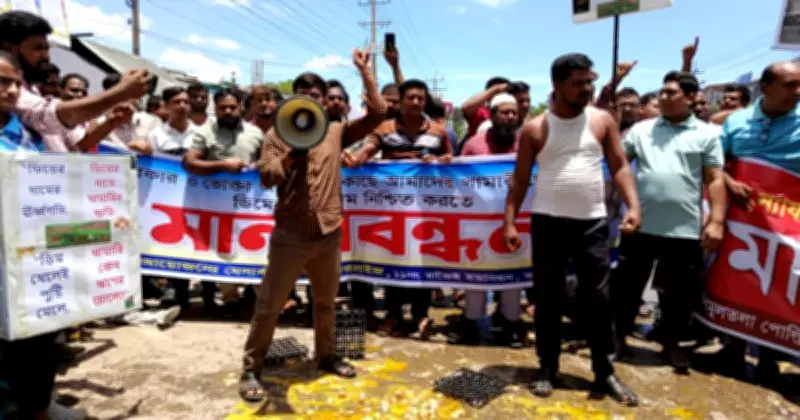 গাজীপুরে ডিম ভেঙে বিক্ষোভ: ন্যায্যমূল্য ও সিন্ডিকেট dismantle দাবি