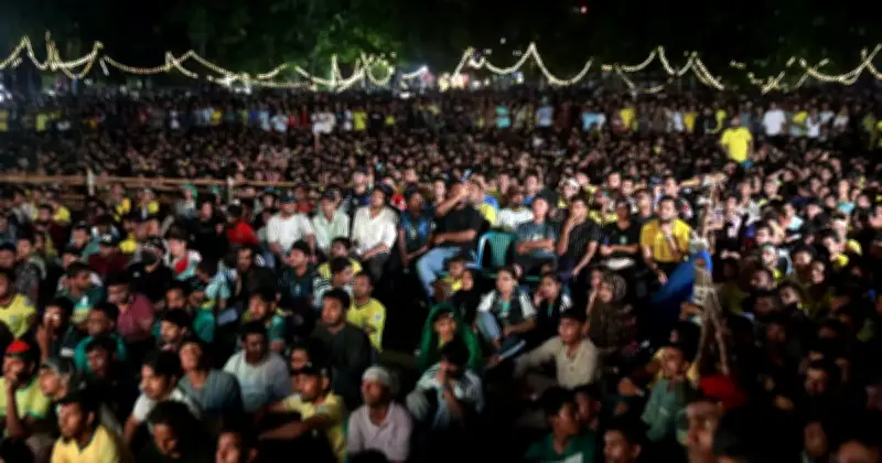 ঢাবি ক্যাম্পাসে বৈরী আবহাওয়ায় বিশ্বকাপ সম্প্রচার বন্ধ