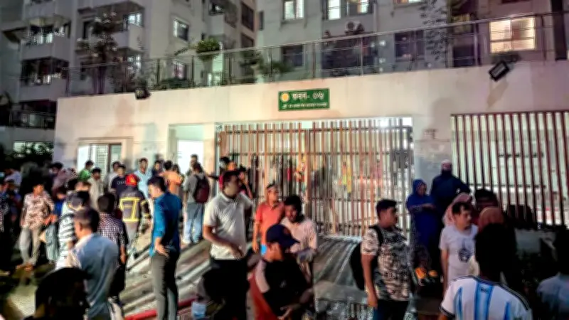 মিরপুর-৬ অফিসার্স কোয়ার্টারে আগুন নিয়ন্ত্রণে ফায়ার সার্ভিসের ৪ ইউনিট