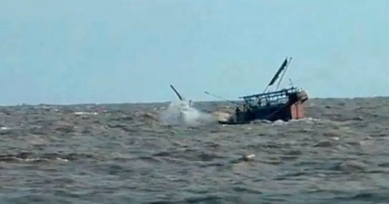 বঙ্গোপসাগরে ফিশিং ট্রলার ডুবে ৬ জেলে নিখোঁজ