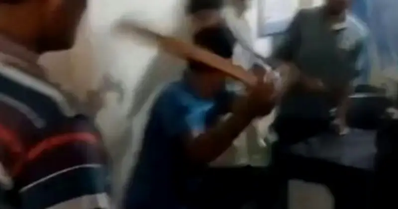 রাজশাহীতে চোর সন্দেহে চার যুবককে মারধর ও চুল কাটার অভিযোগ