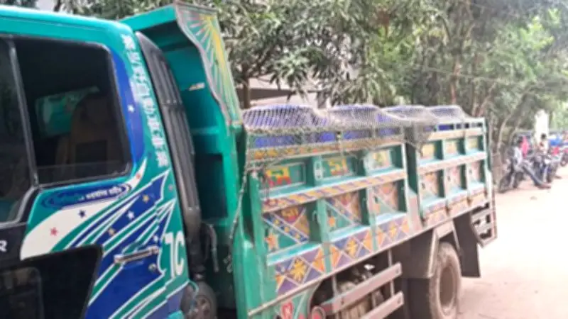 সোনাগাজীতে অস্ত্র ঠেকিয়ে অর্ধকোটি টাকার মাছবোঝাই ট্রাক ছিনতাই, আসামি ধরতে গিয়ে পুলিশসহ ৪ জন কুপিয়ে জখম